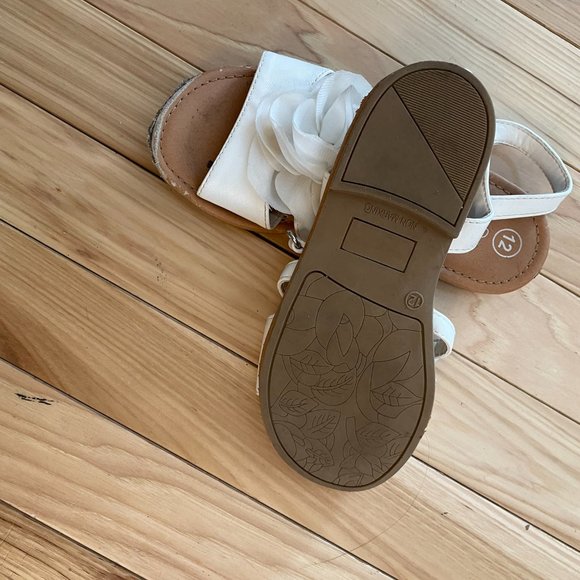 Cat and Jack white rosette sandals Toddler 12 - Picture 2 of 2